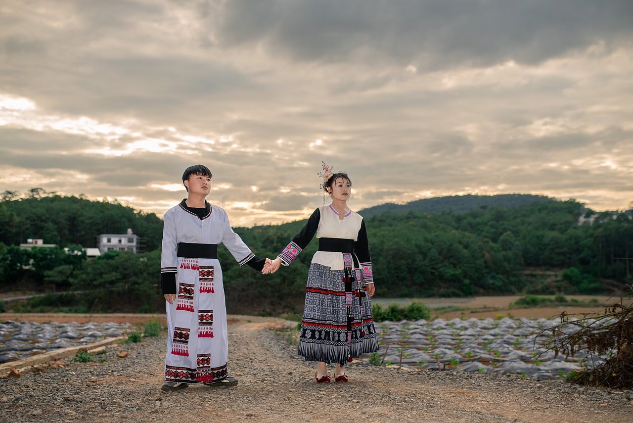 云南少数民族情侣