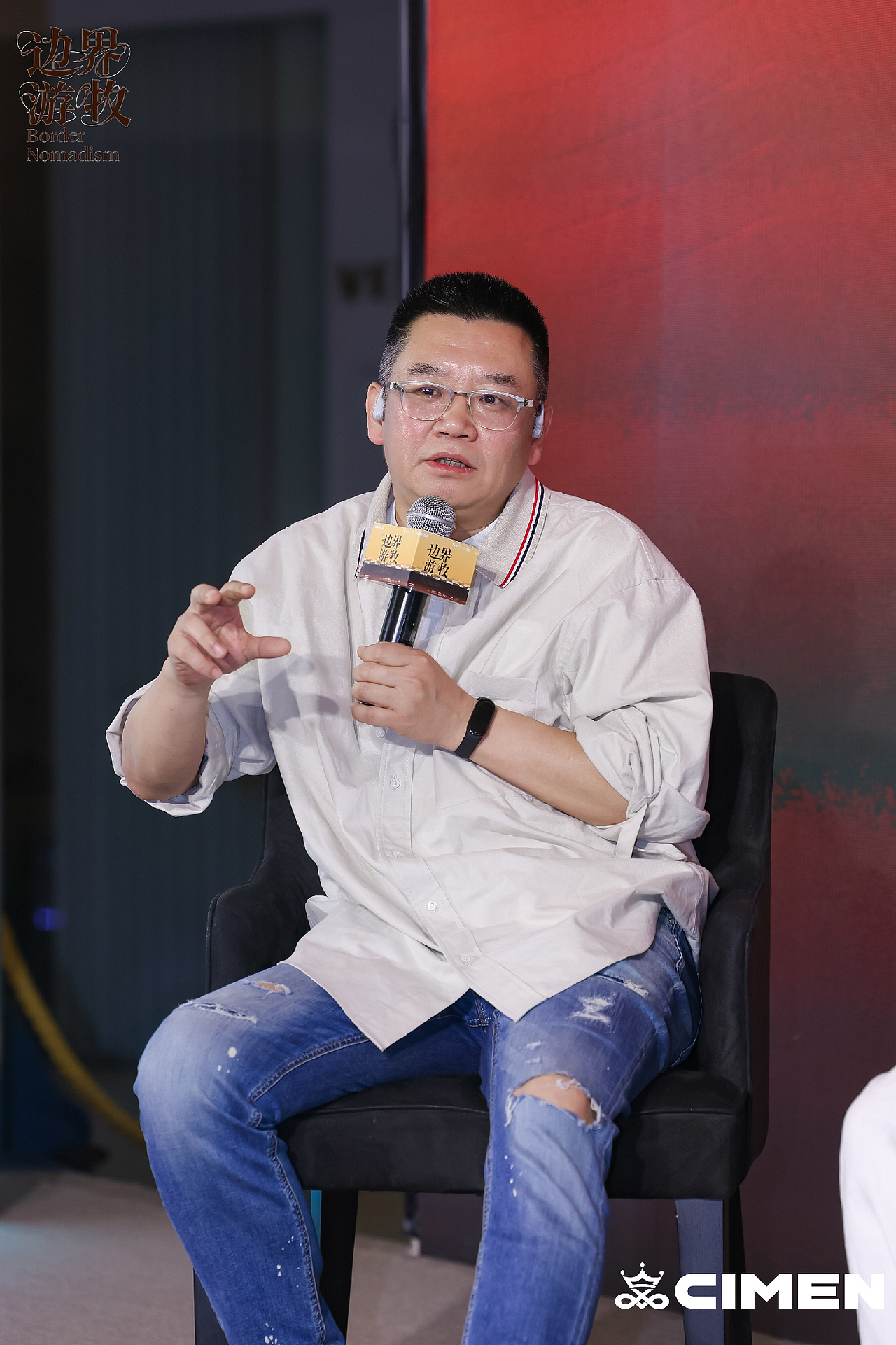 前京东副总裁、现任长江MBA导师 赵英明先生
<br>赵英明先生给出了独到的见解。他认为,企业家需要完成思维的转换,算法与反算法本质上只是实现目标的"术"(手段),而商业的"道"与初心才是真正的核心所在。<br><br>他以喜盈门为例,指出其成功的关键并非依赖算法,而是凭借"让艺术融入生活,让生活充满艺术"的核心理念,汇聚了一群志同道合的人。对于追求可持续发展的商业品牌而言,应当从关注短期效益转向重视长期价值,高度重视年轻消费者的精神需求,灵活运用算法工具,敏锐捕捉时代赋予的机遇。<br><br><br>PART 3<br>边界游牧,戏剧演绎<br><br>在喜盈门边界游牧展“宝藏之夜”的玩法解码环节,来自由原子星河出品的沉浸式艺术主题戏游《头号藏家》的制作人杨艺女士,向大家介绍了以戏剧解构艺术收藏逻辑的创新玩法。