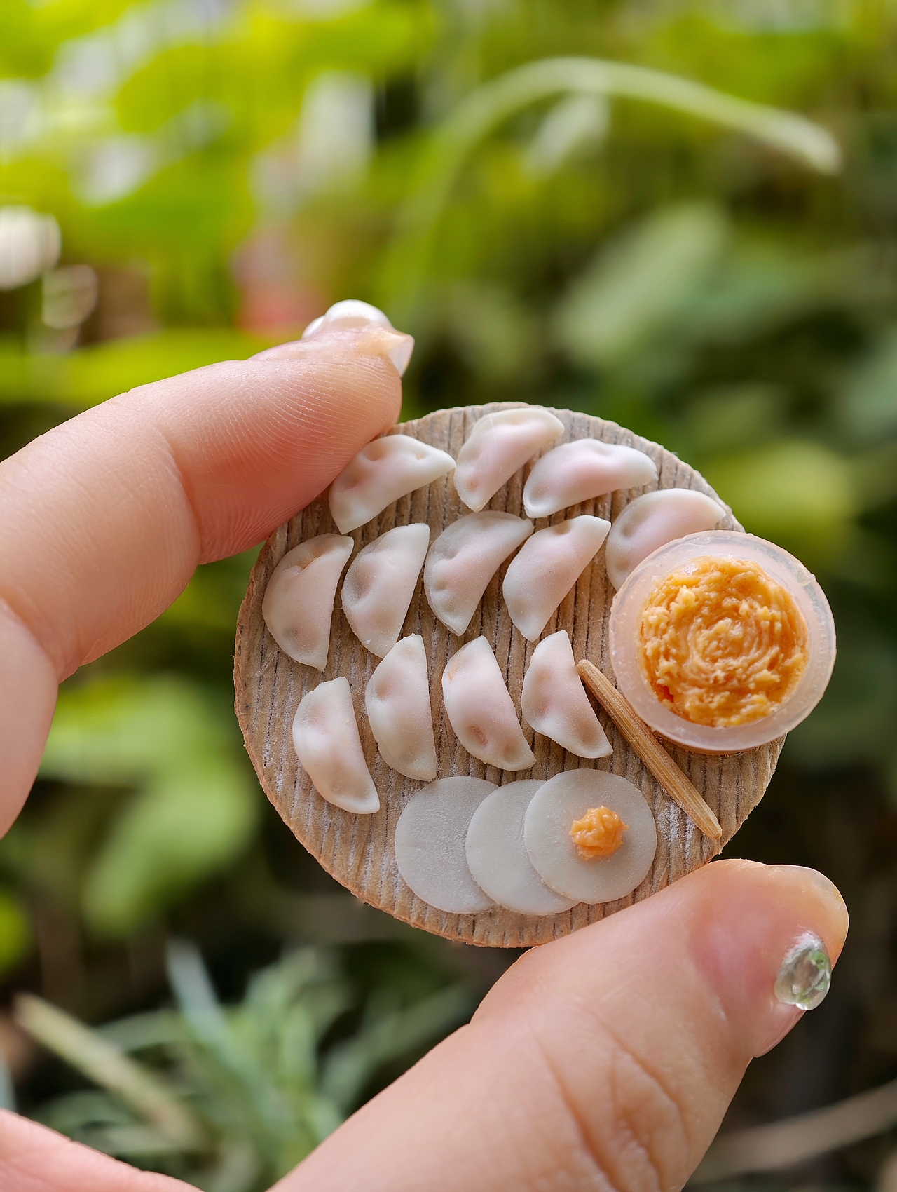 有手就会！纸藤和粘土DIY微缩饺子帘冰箱贴（图ZMzkwMDYyMTI0） - 手办/模玩 - 站酷设计师糖锅Kui粘土食堂原创素材 - 站酷ZCOOL