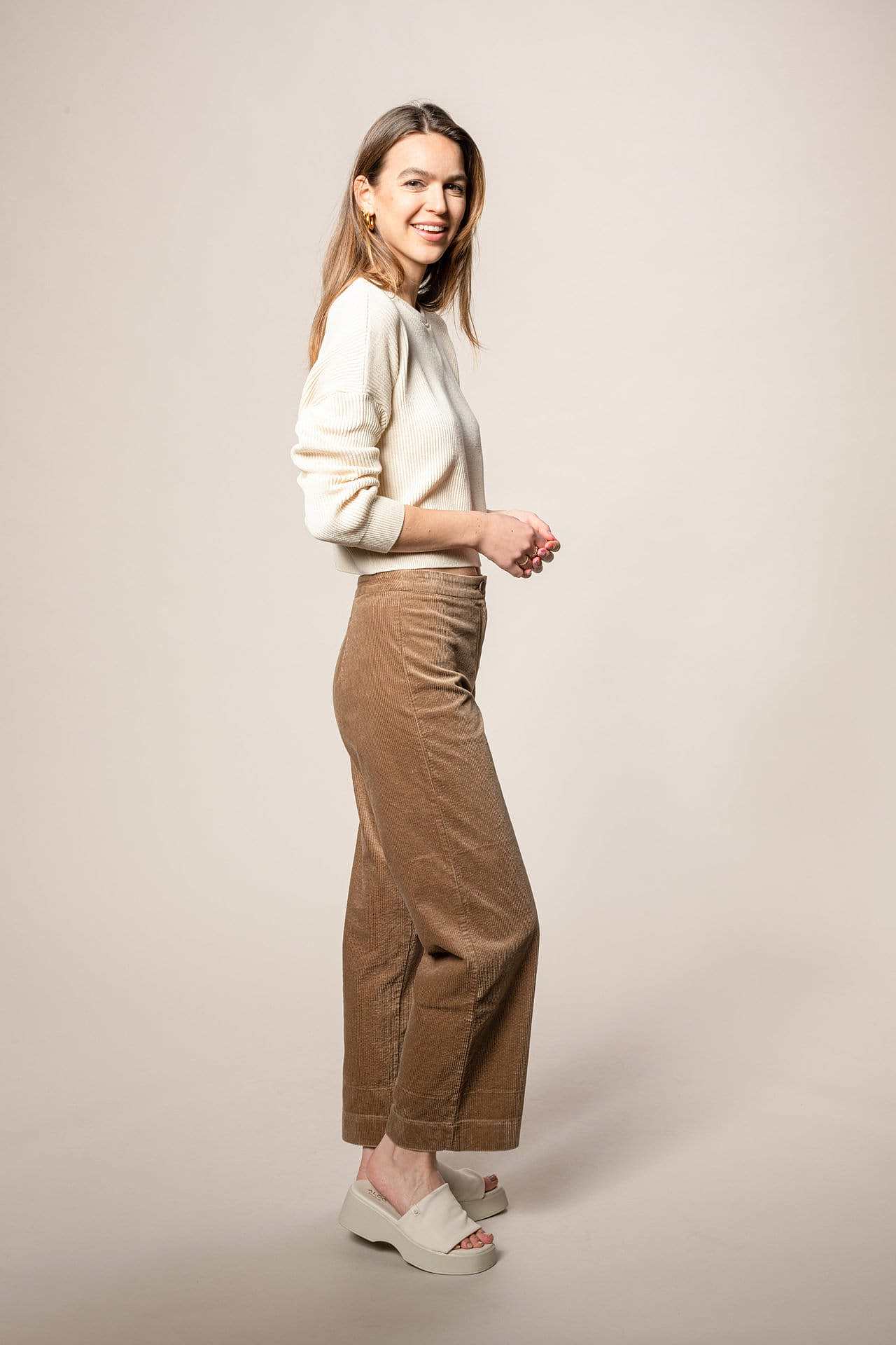 外模拍摄|休闲卡其色灯芯绒裤 ✖️ ZHIMEI PHOTO