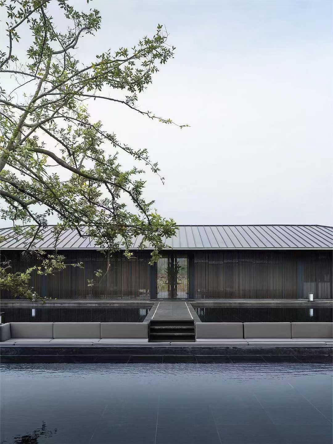 酒店 建筑||人困在雨里，有人在雨中赏雨