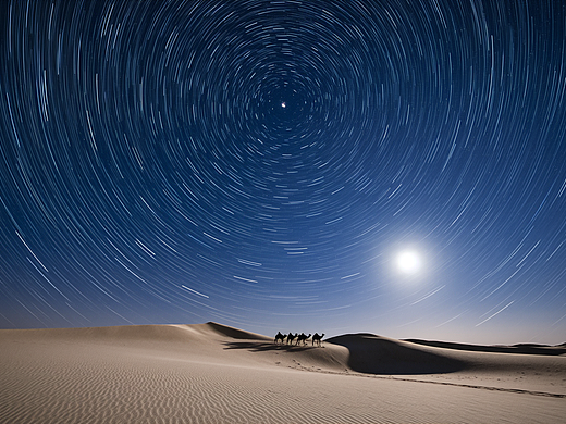 沙漠星轨下的驼队行歌 