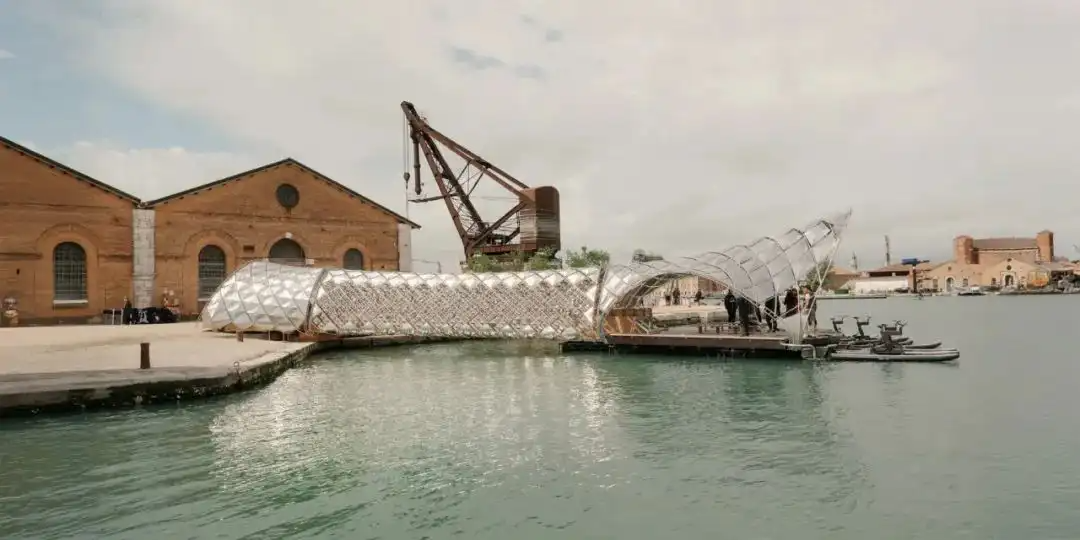 亚马逊更新LOGO/威尼斯建筑双年展正式开幕 /AirPods和Apple Watch或将配备摄像头（图ZMTUwODcyOTY=） - 资讯 - 站酷设计师站酷资讯原创素材 - 站酷ZCOOL