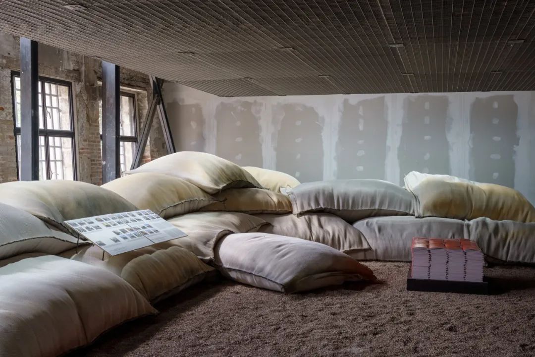 亚马逊更新LOGO/威尼斯建筑双年展正式开幕 /AirPods和Apple Watch或将配备摄像头（图ZMTUwODczODA=） - 资讯 - 站酷设计师站酷资讯原创素材 - 站酷ZCOOL