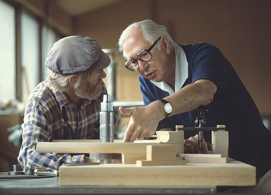 ■The Chair设计者汉斯·瓦格纳(右)