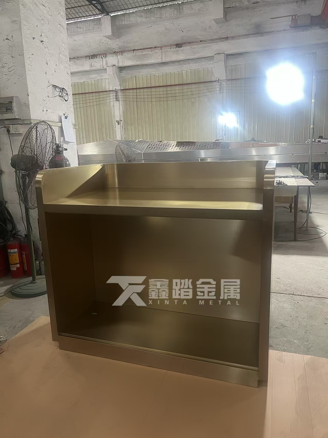 酒店大门不锈钢点餐台，拉丝钛金不锈钢服务台（图ZMzkwNTg4NDg4） - 其他工业/产品 - 站酷设计师恒鑫踏不锈钢制品原创素材 - 站酷ZCOOL