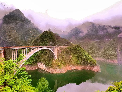 峭壁高耸，云雾缭绕