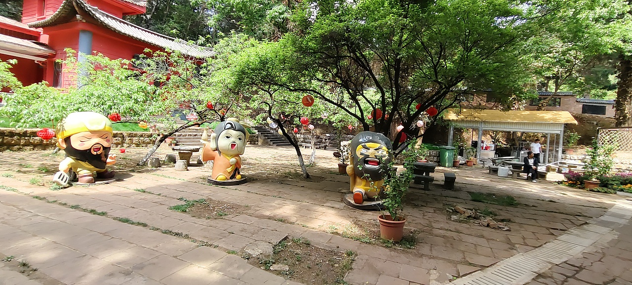 庭院人偶趣影,水岸水仙诗韵