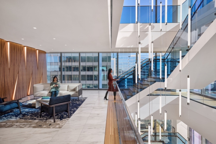 木质造型的有机曲线与简洁的线条和明快的设计元素形成鲜明对比