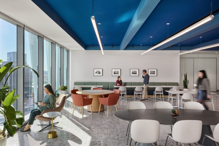 木质造型的有机曲线与简洁的线条和明快的设计元素形成鲜明对比