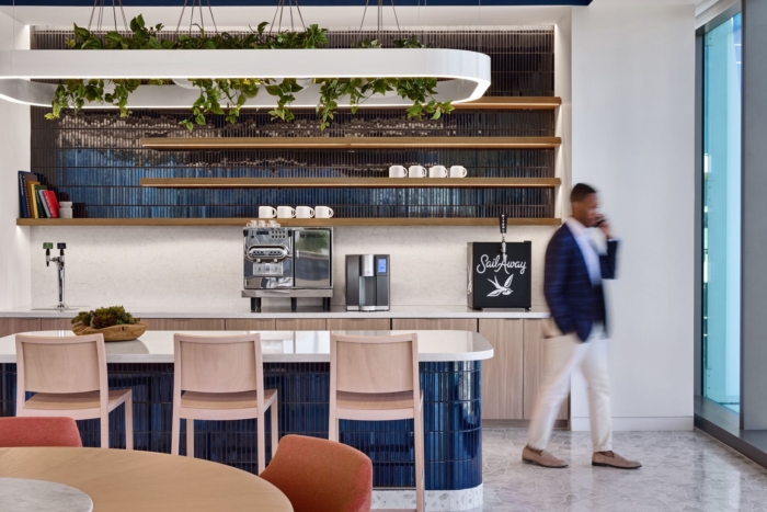 木质造型的有机曲线与简洁的线条和明快的设计元素形成鲜明对比