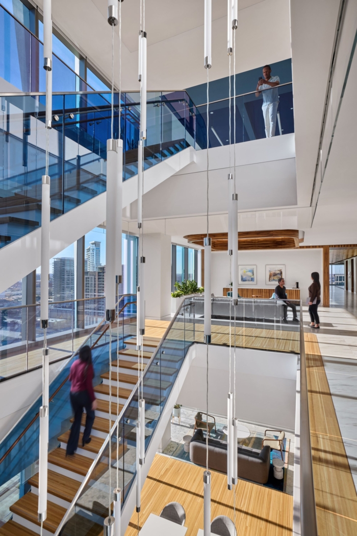 木质造型的有机曲线与简洁的线条和明快的设计元素形成鲜明对比