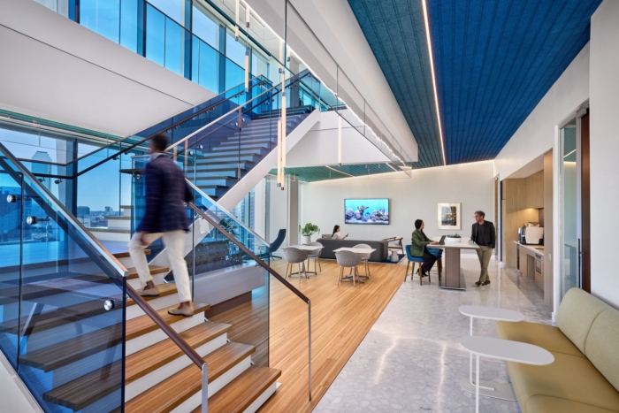 木质造型的有机曲线与简洁的线条和明快的设计元素形成鲜明对比