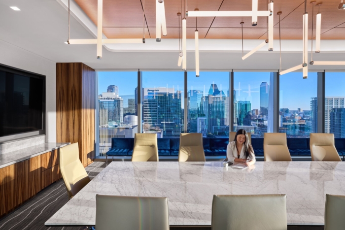 木质造型的有机曲线与简洁的线条和明快的设计元素形成鲜明对比