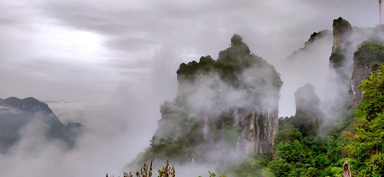 云雾升腾，如梦如幻