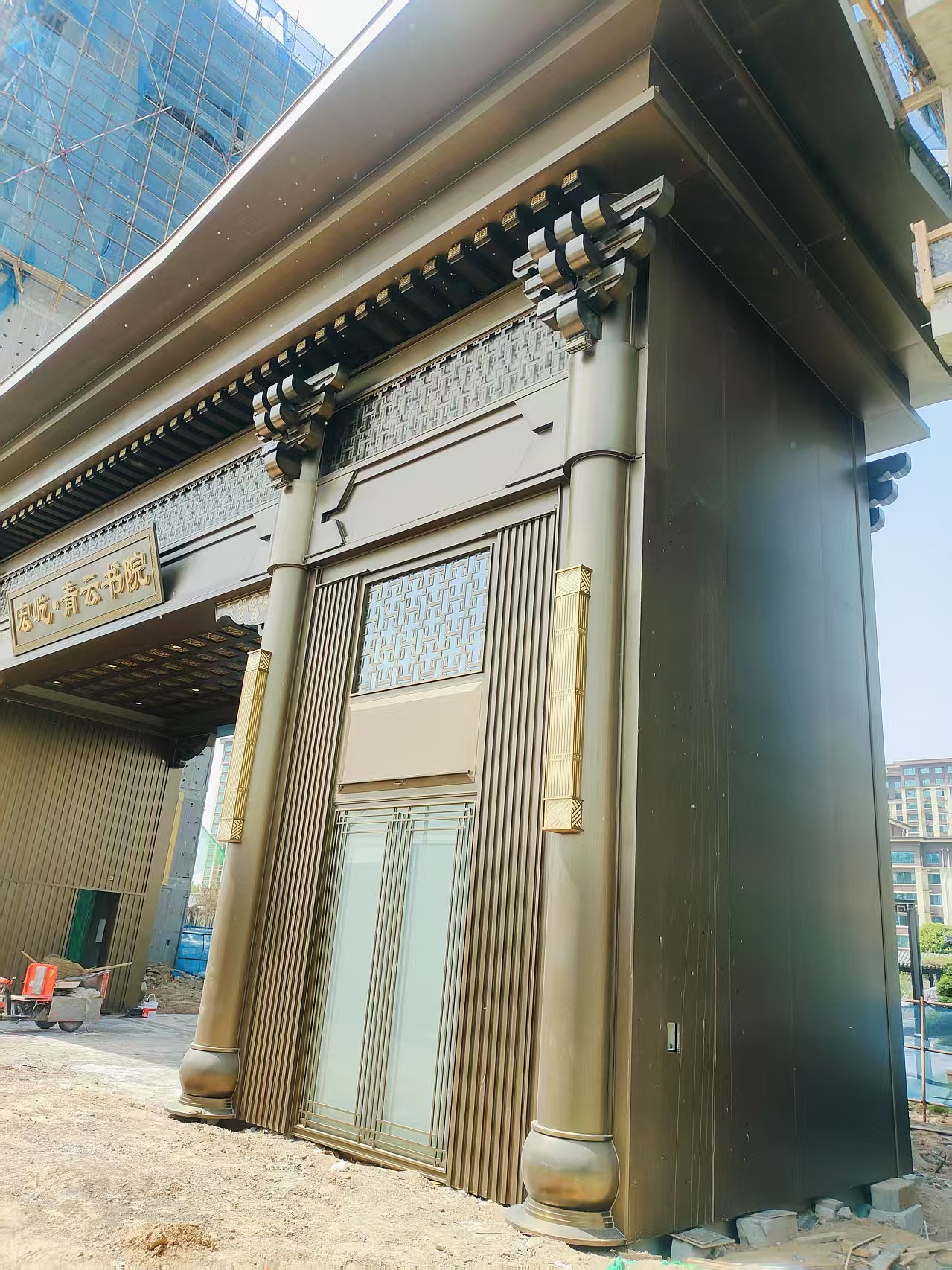 宏屹青云书院仿铜金属门楼临西建筑的仪式感与岁月沉淀