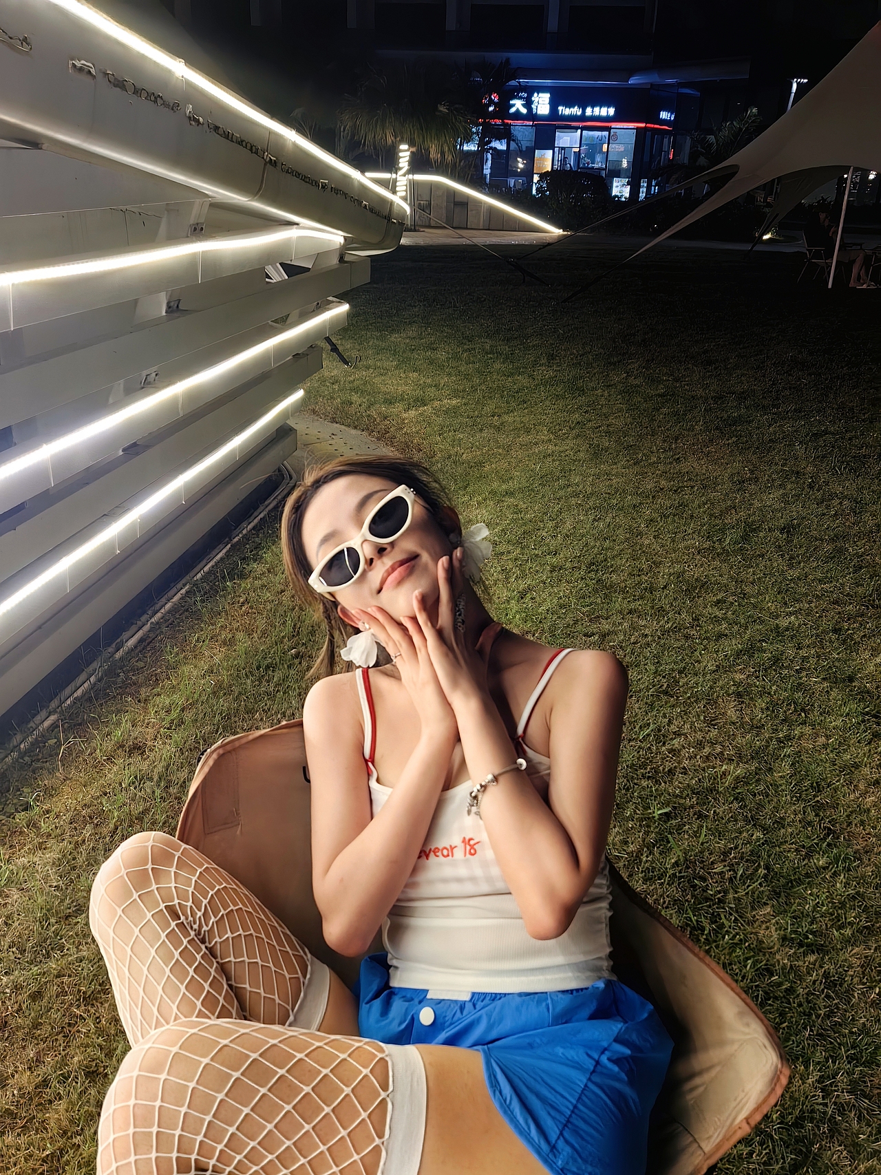 模特甜酷风拍摄姿势穿搭分享