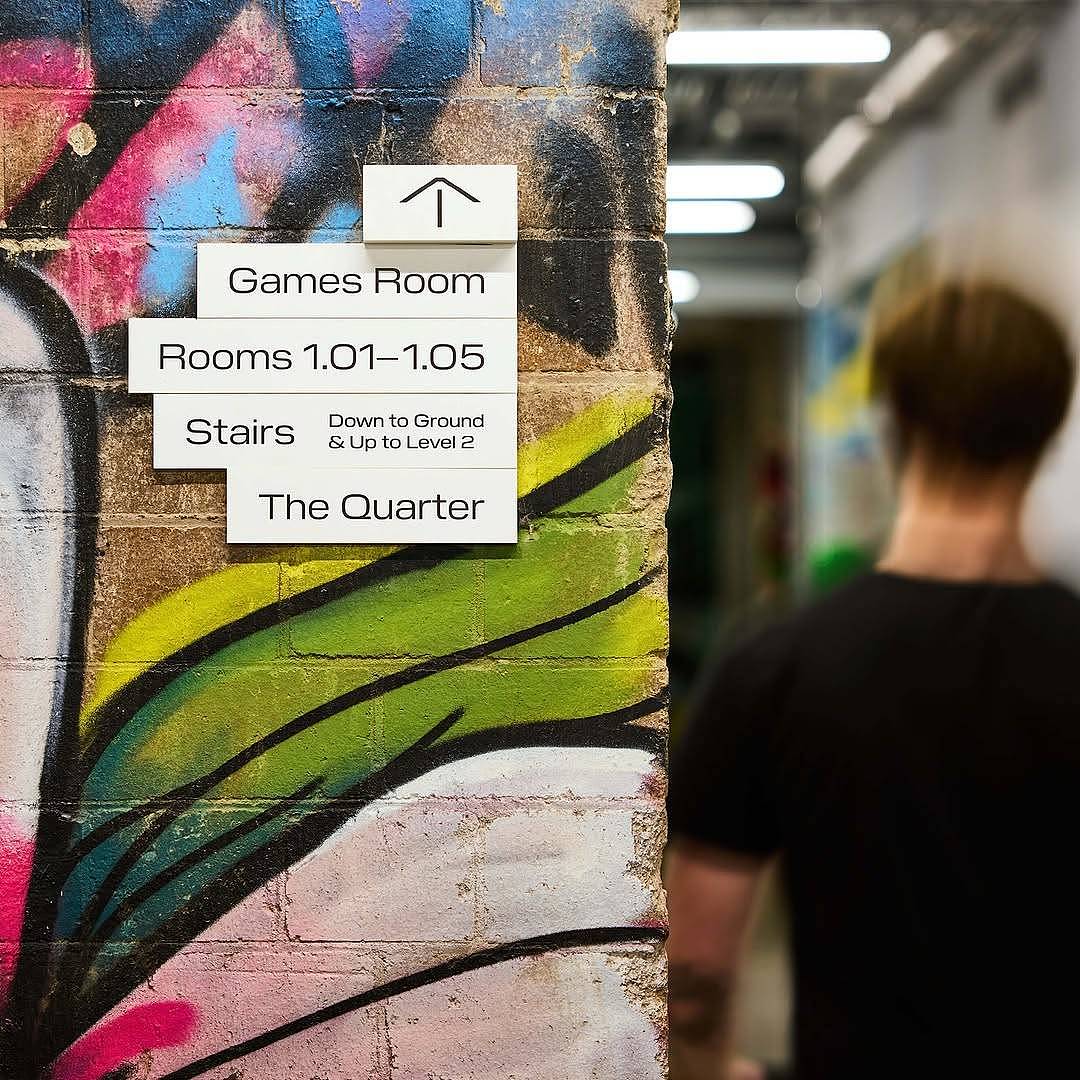 简洁高级感拉满！🏢导视设计也能如此！