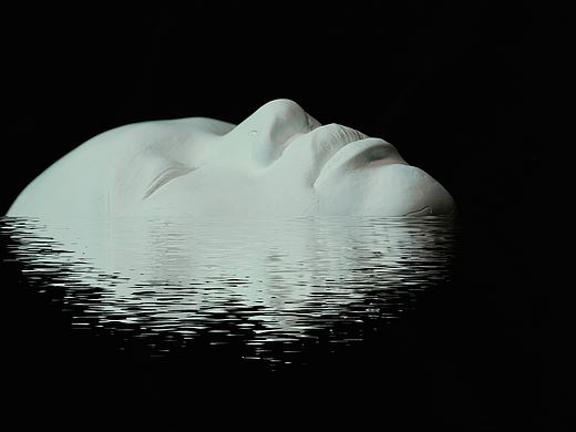 外界的标准如山，真正的自由始于找回自己。