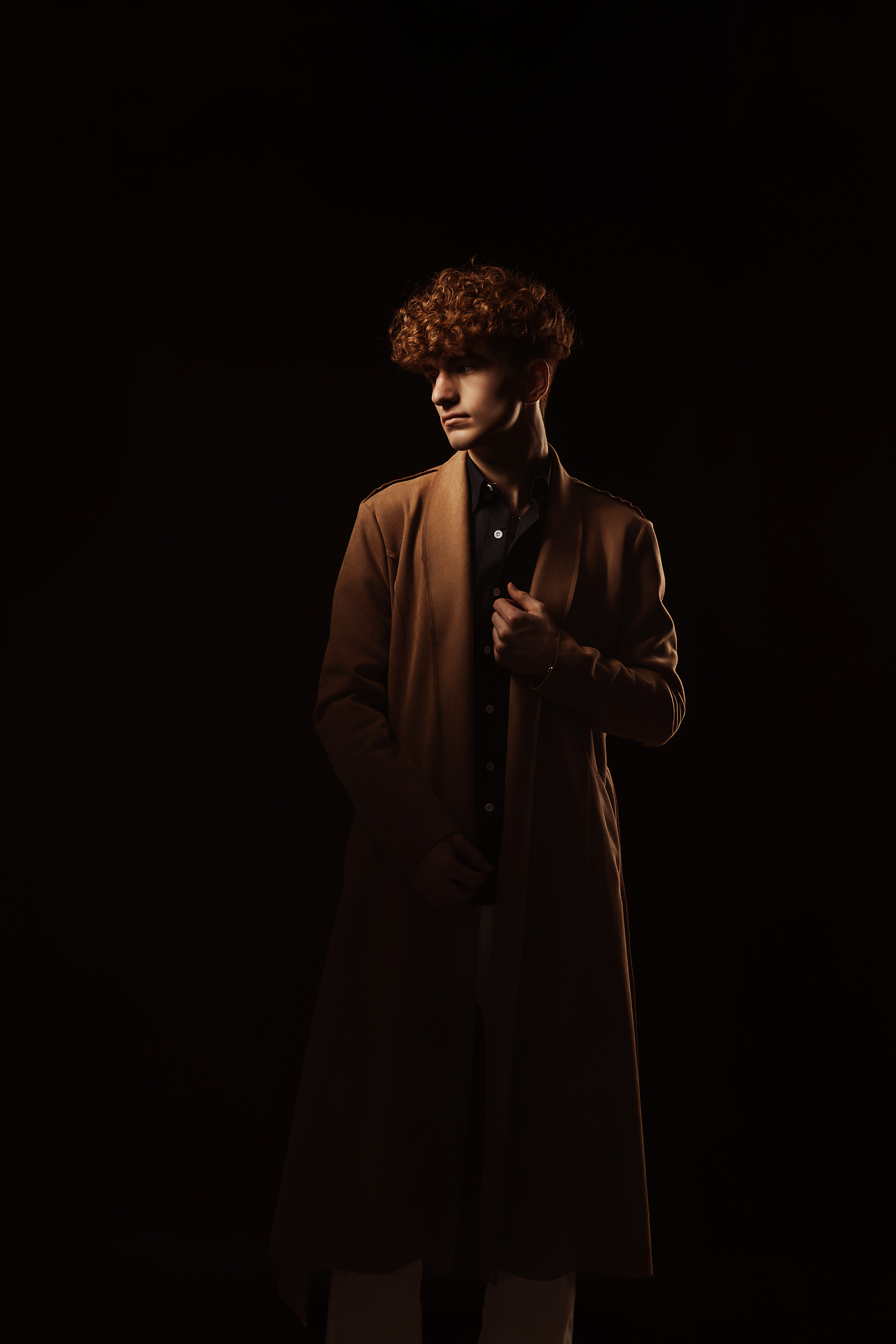 一组黑色背景质感人像