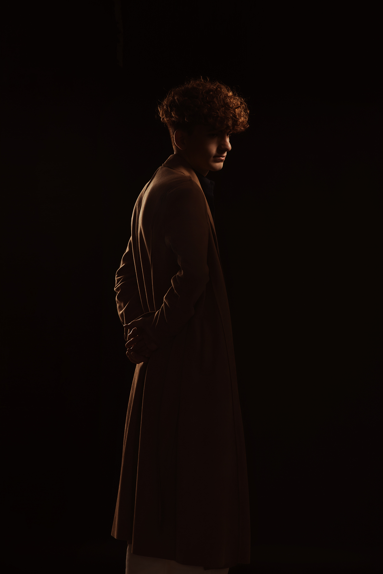 一组黑色背景质感人像