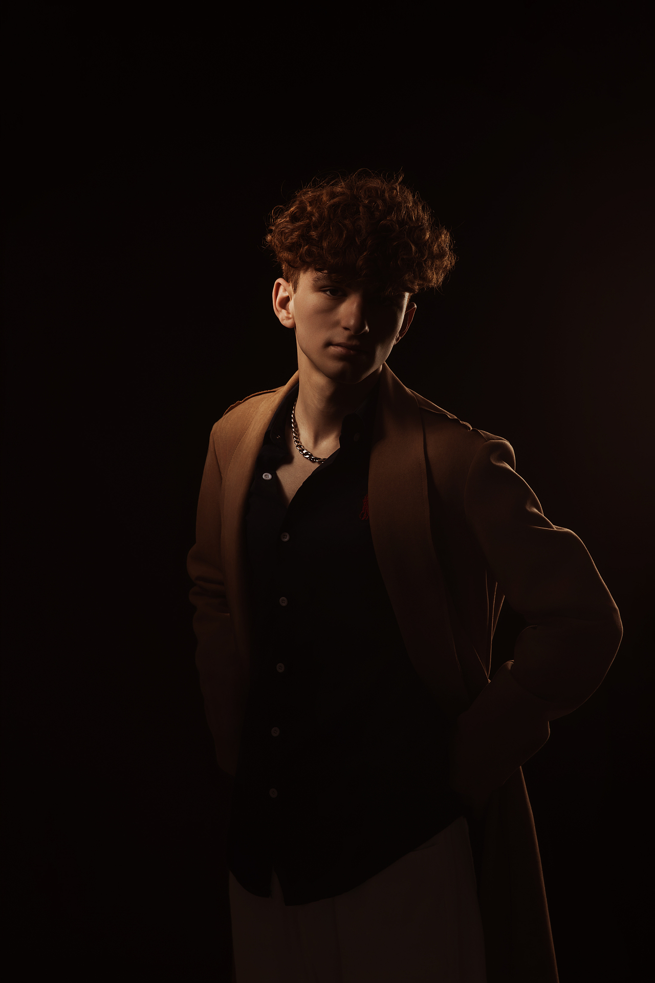 一组黑色背景质感人像