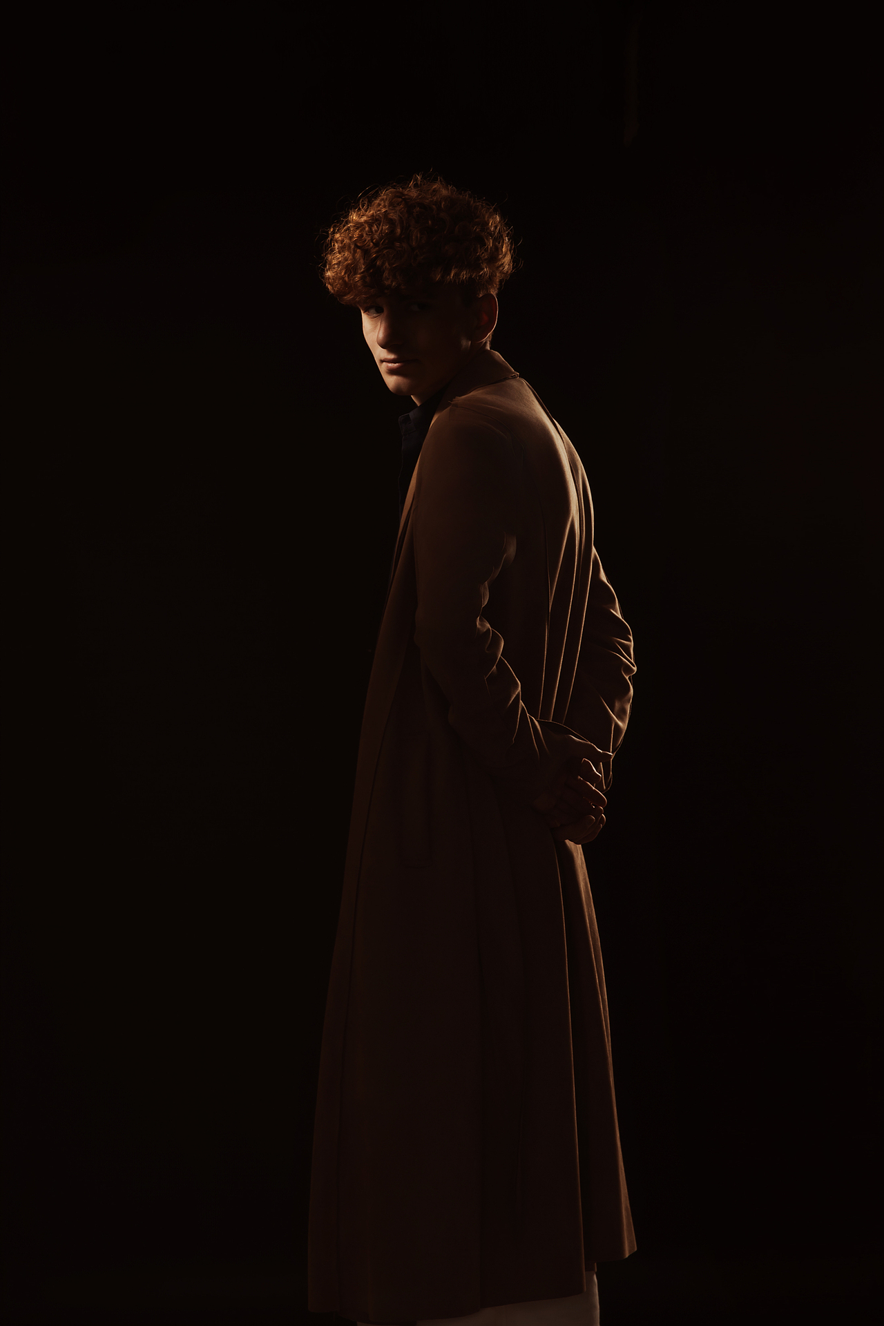 一组黑色背景质感人像