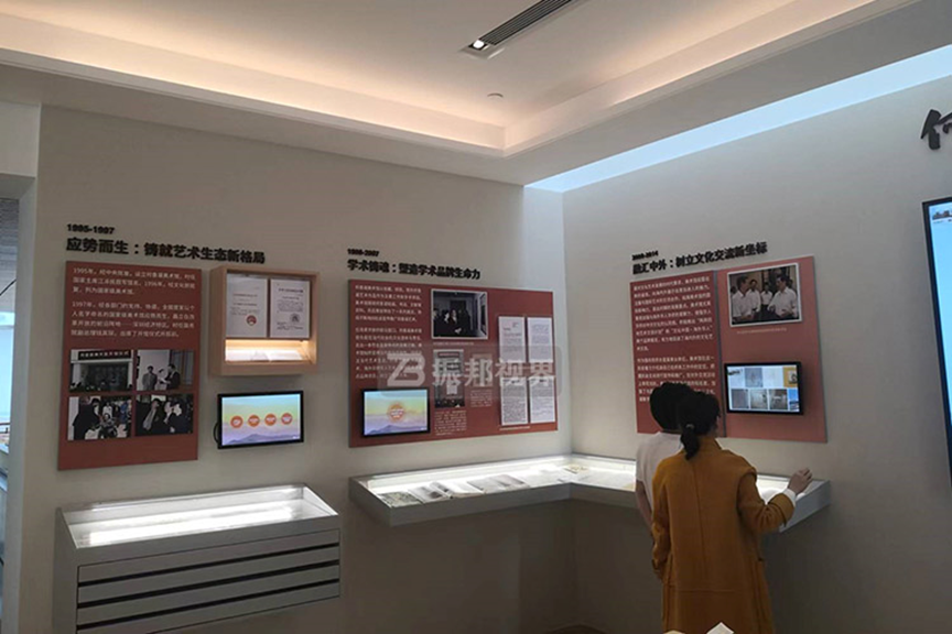 如何通过创新科技手段打造美术馆展厅互动体验，提升观众沉浸感？