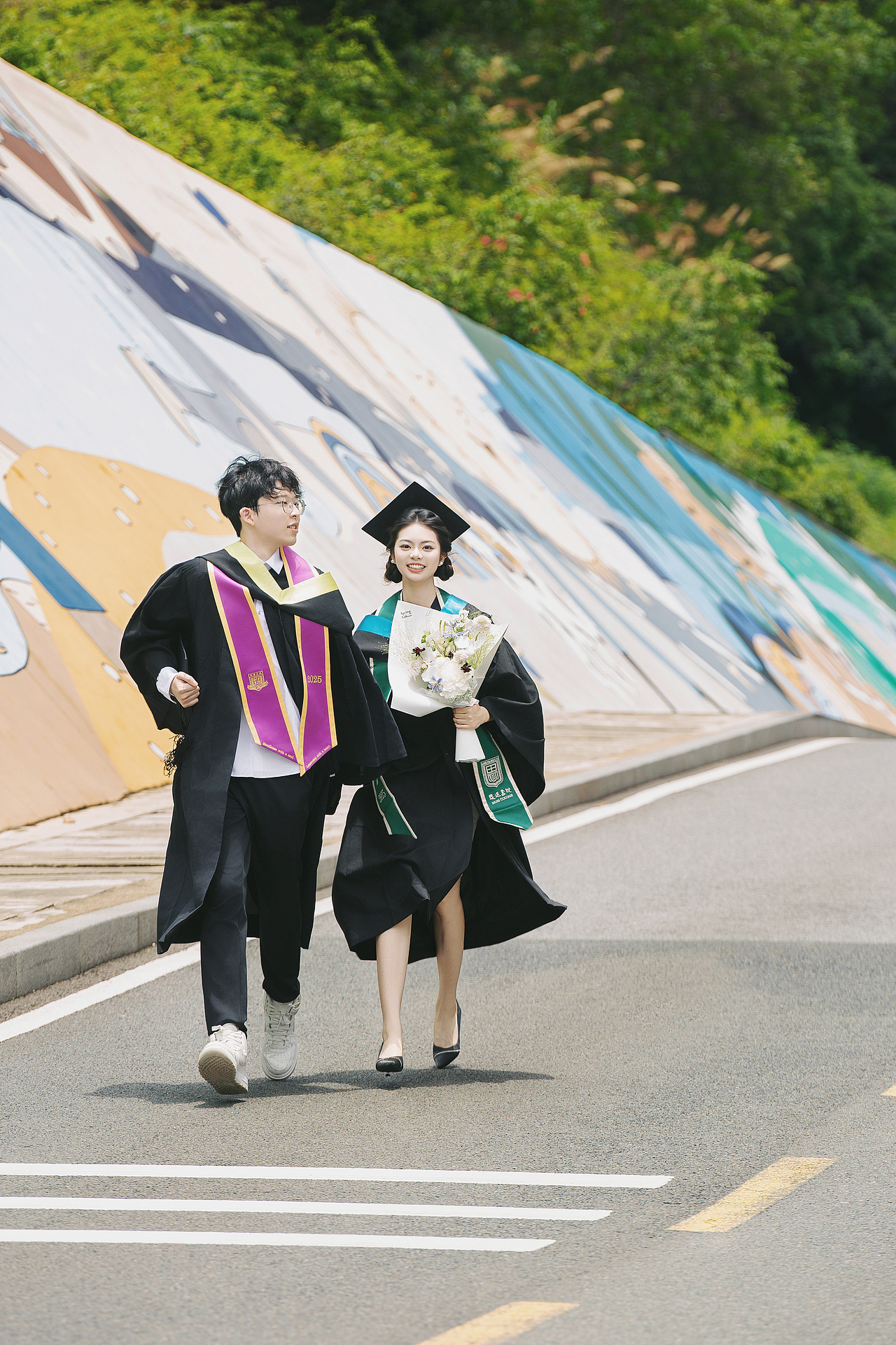 深圳毕业照跟拍｜和自己的青春拍个照🎓（图ZMzkxMTk5ODA4） - 人像摄影 - 站酷设计师深圳女摄LUMIN原创素材 - 站酷ZCOOL