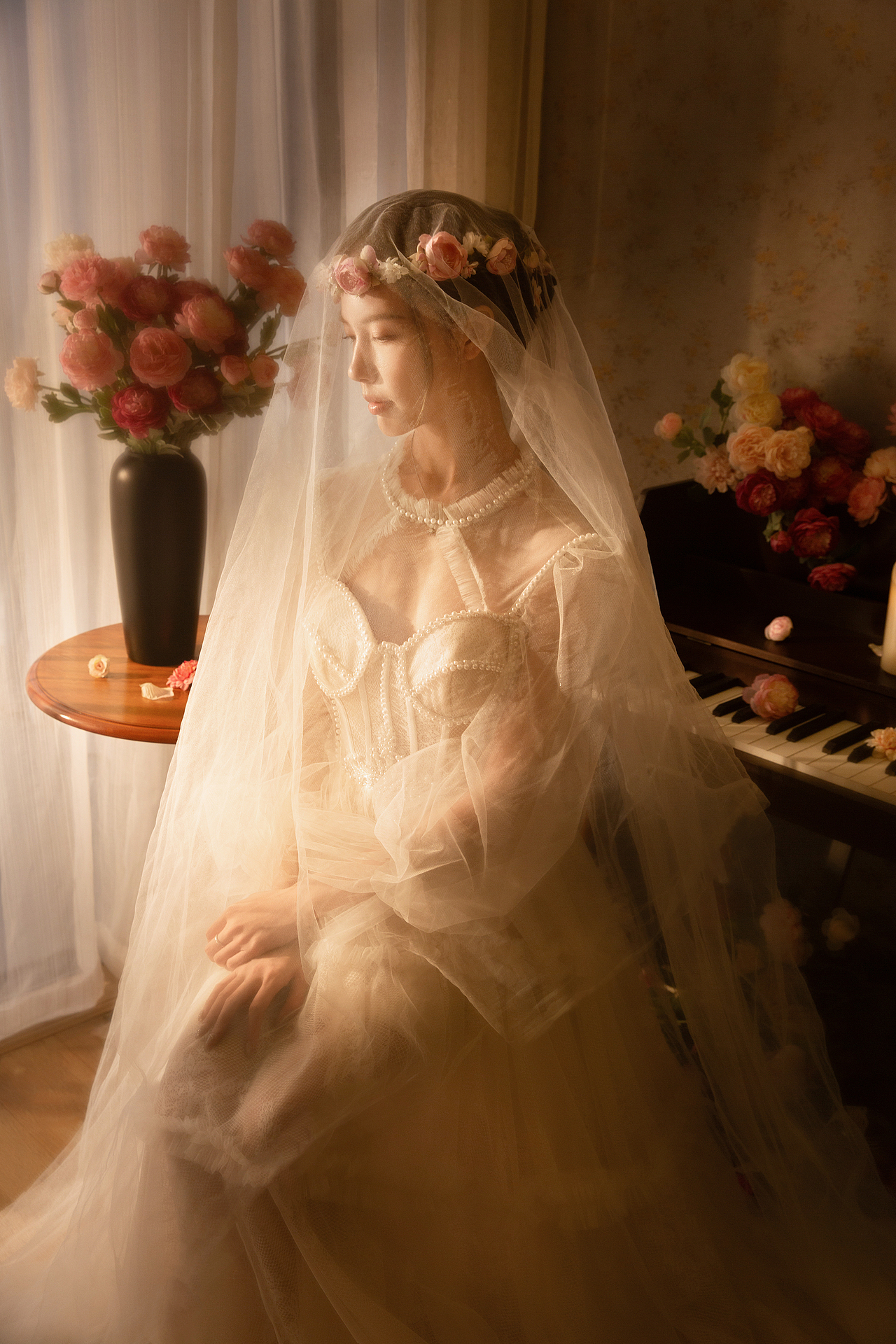 深圳寫真約拍｜輕婚紗光影氛圍感 花朵 寫真 復(fù)古（圖ZMzkxMjU1MjU2） - 人像攝影 - 站酷設(shè)計(jì)師深圳女?dāng)zLUMIN原創(chuàng)素材 - 站酷ZCOOL