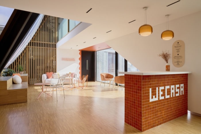 墙壁和窗框现在采用明亮的色彩 与砖墙和镶木地板的温暖完美融合（图ZMTUxMDQ2ODg=） - 资讯 - 站酷设计师凯悦办公装修原创素材 - 站酷ZCOOL