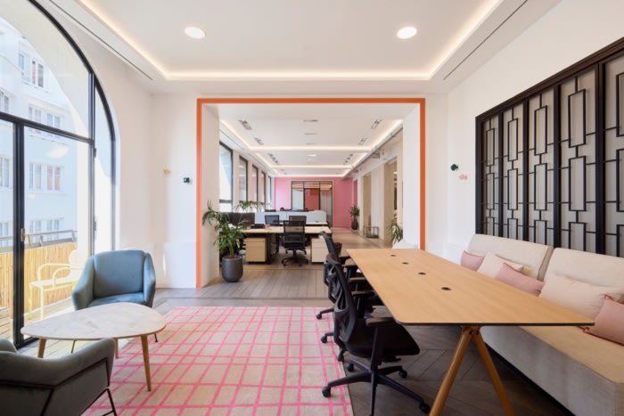 墙壁和窗框现在采用明亮的色彩 与砖墙和镶木地板的温暖完美融合（图ZMTUxMDQ3MDQ=） - 资讯 - 站酷设计师凯悦办公装修原创素材 - 站酷ZCOOL