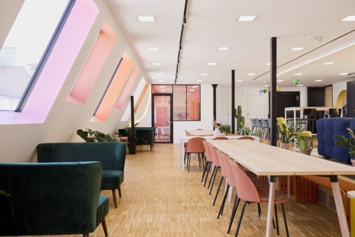 墙壁和窗框现在采用明亮的色彩 与砖墙和镶木地板的温暖完美融合（图ZMTUxMDQ3MDg=） - 资讯 - 站酷设计师凯悦办公装修原创素材 - 站酷ZCOOL