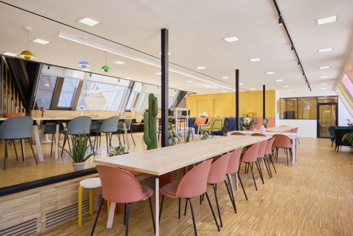 墙壁和窗框现在采用明亮的色彩 与砖墙和镶木地板的温暖完美融合（图ZMTUxMDQ3MTI=） - 资讯 - 站酷设计师凯悦办公装修原创素材 - 站酷ZCOOL