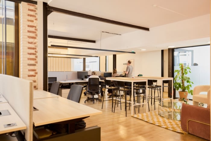 墙壁和窗框现在采用明亮的色彩 与砖墙和镶木地板的温暖完美融合（图ZMTUxMDQ3MDA=） - 资讯 - 站酷设计师凯悦办公装修原创素材 - 站酷ZCOOL