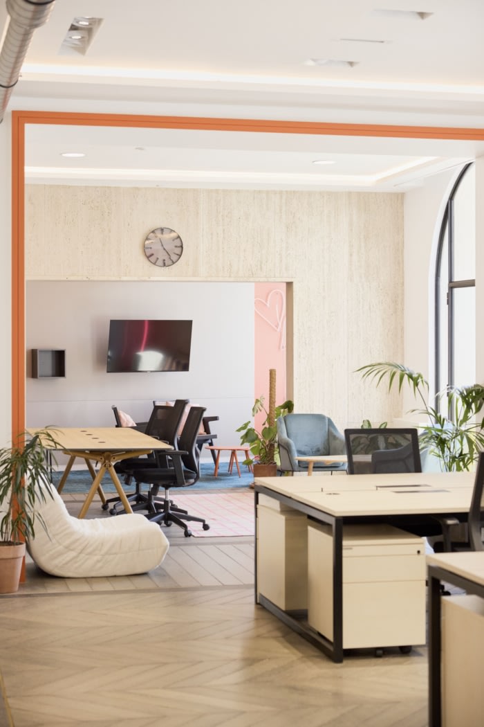 墙壁和窗框现在采用明亮的色彩 与砖墙和镶木地板的温暖完美融合（图ZMTUxMDQ3MTY=） - 资讯 - 站酷设计师凯悦办公装修原创素材 - 站酷ZCOOL