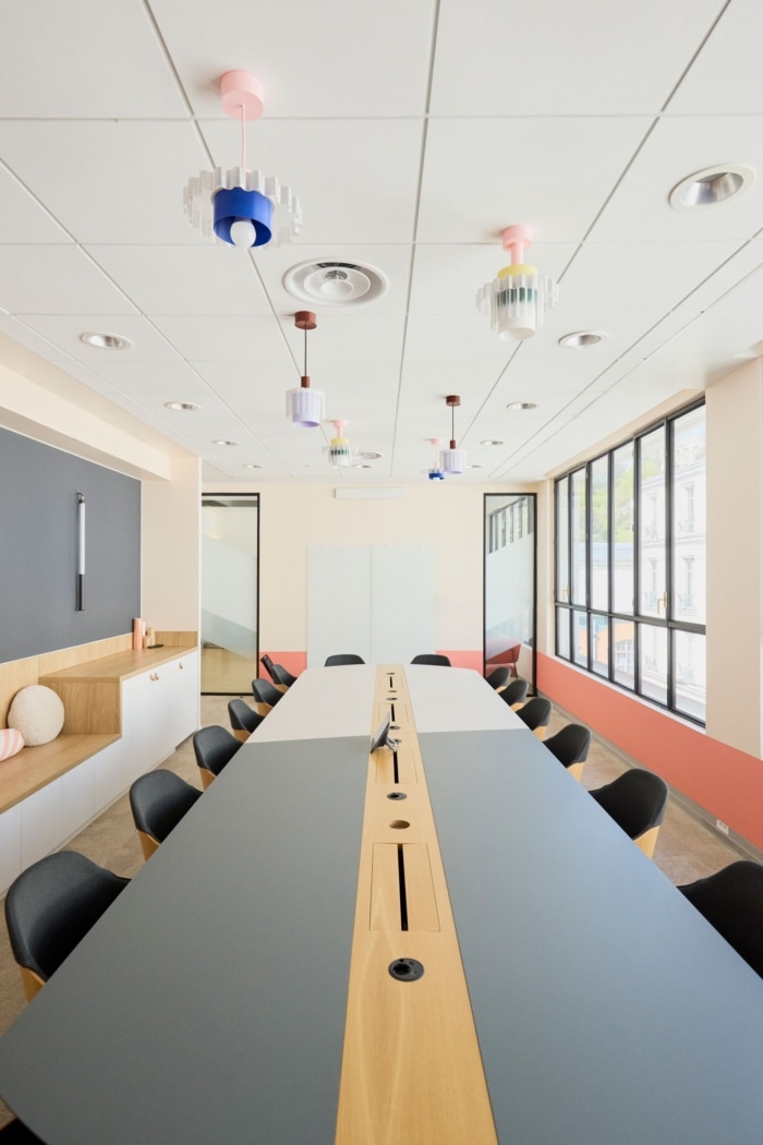 墙壁和窗框现在采用明亮的色彩 与砖墙和镶木地板的温暖完美融合（图ZMTUxMDQ3MjA=） - 资讯 - 站酷设计师凯悦办公装修原创素材 - 站酷ZCOOL