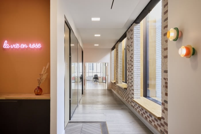 墙壁和窗框现在采用明亮的色彩 与砖墙和镶木地板的温暖完美融合（图ZMTUxMDQ2OTY=） - 资讯 - 站酷设计师凯悦办公装修原创素材 - 站酷ZCOOL