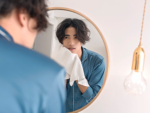 受够脸部油腻？渴望清爽控油洁面，2025专家力荐两款洗面奶别错过！