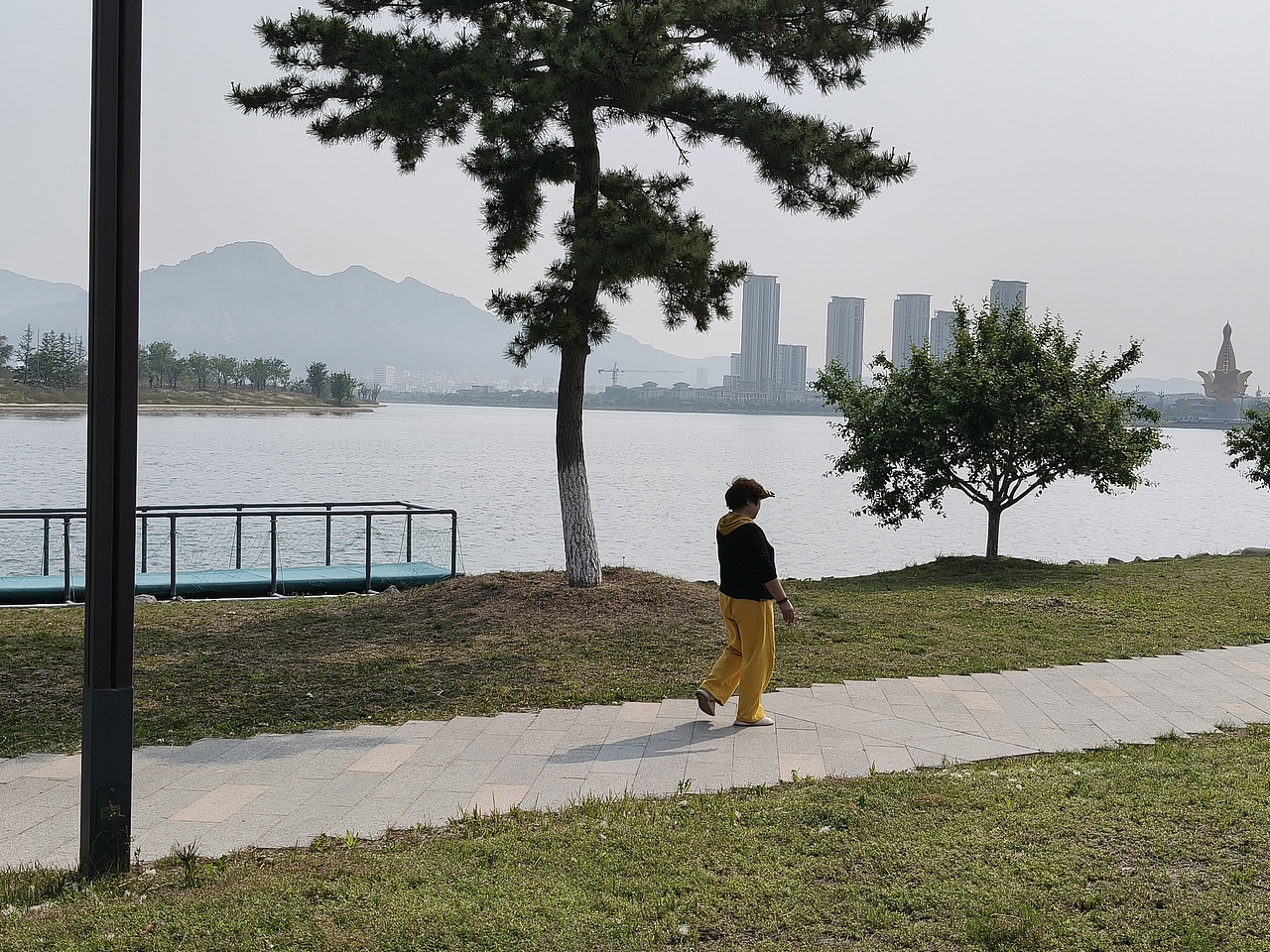 湖畔微澜赏夏花（图ZMzkxMzg2Mjky） - 风光摄影 - 站酷设计师天青石原创素材 - 站酷ZCOOL