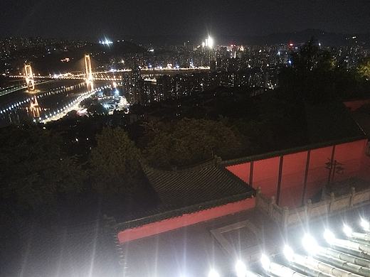 李文全随拍：红墙绿瓦，点染灯光斜拉半江醉
