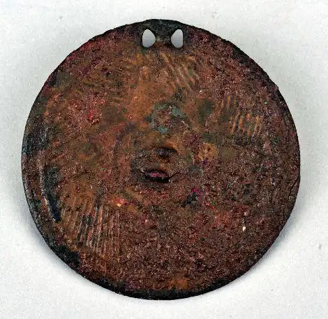 甘肃齐家坪墓葬素面铜镜