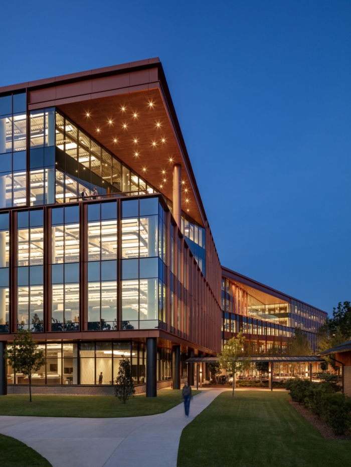 办公楼装修采用前廊概念：南方建筑的主打产品，象征着家和慷慨