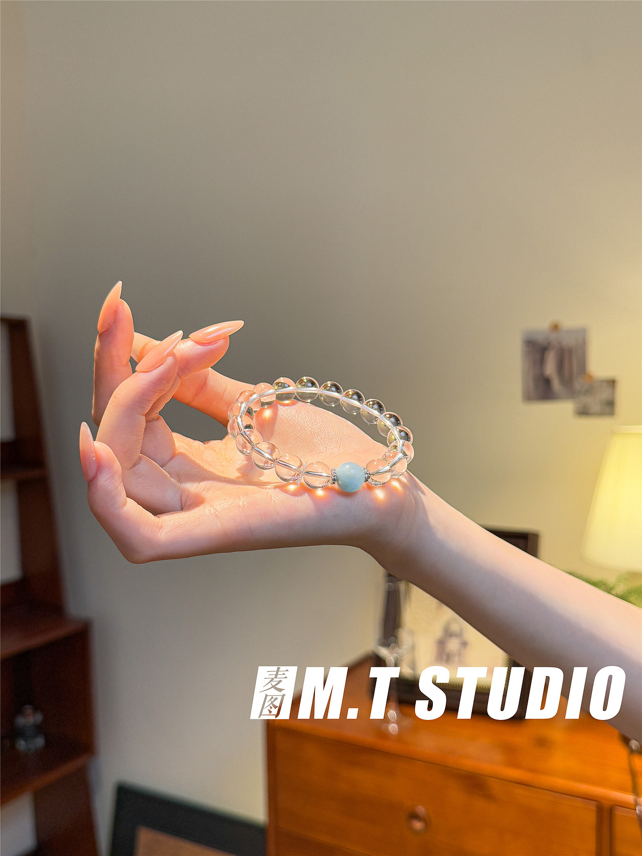 义乌饰品拍摄 水晶手链手摸拍摄 天然水晶手串模特拍照