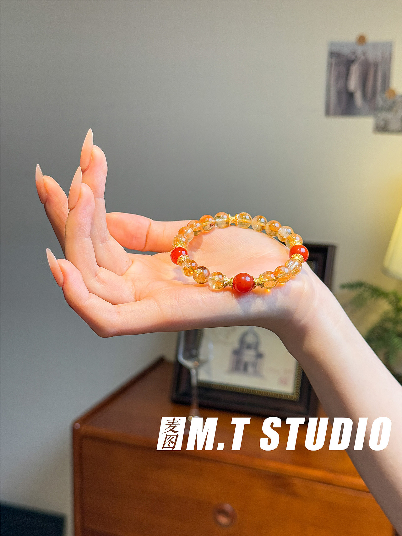 义乌饰品拍摄 水晶手链手摸拍摄 天然水晶手串模特拍照