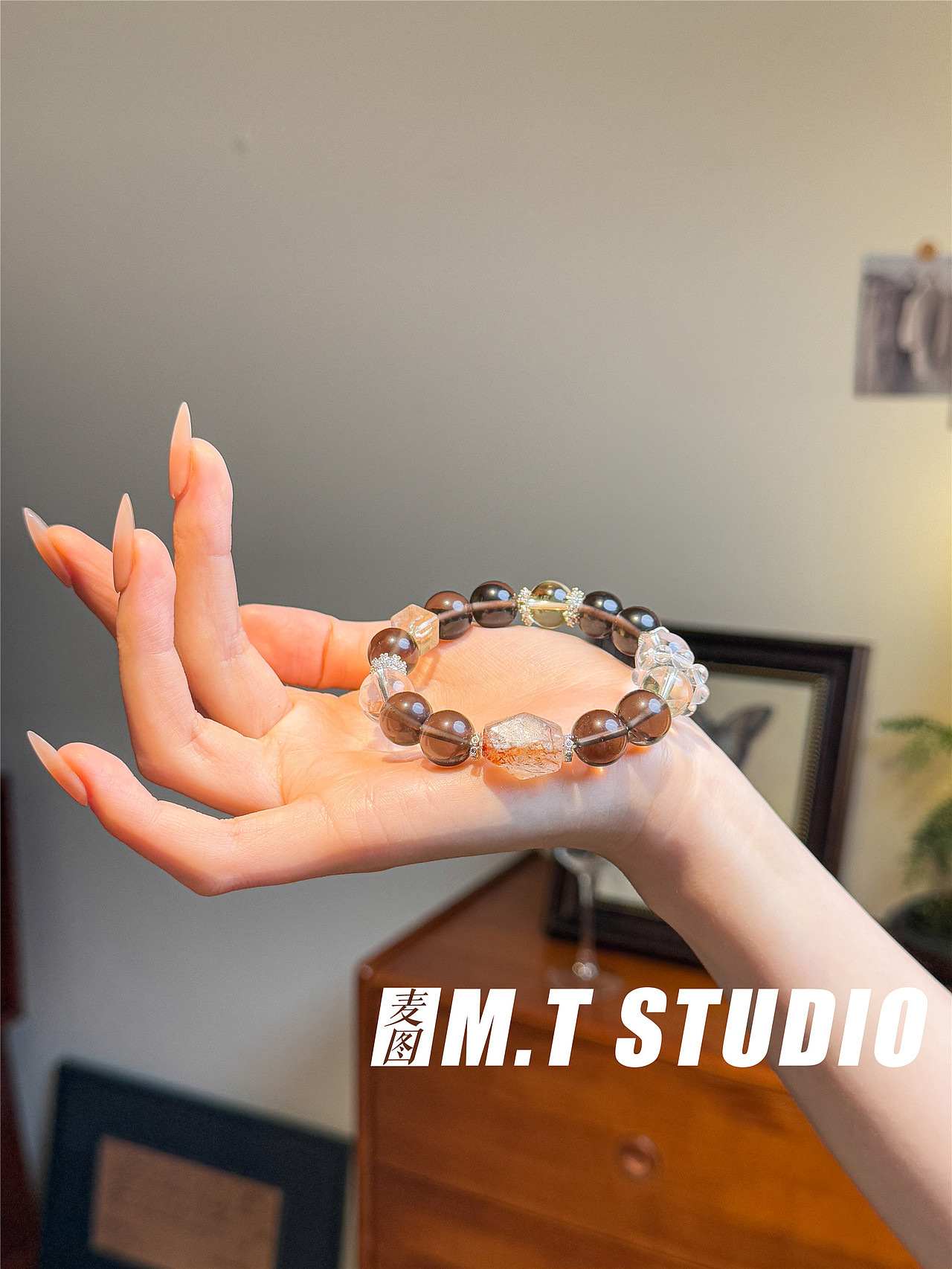 义乌饰品拍摄 水晶手链手摸拍摄 天然水晶手串模特拍照