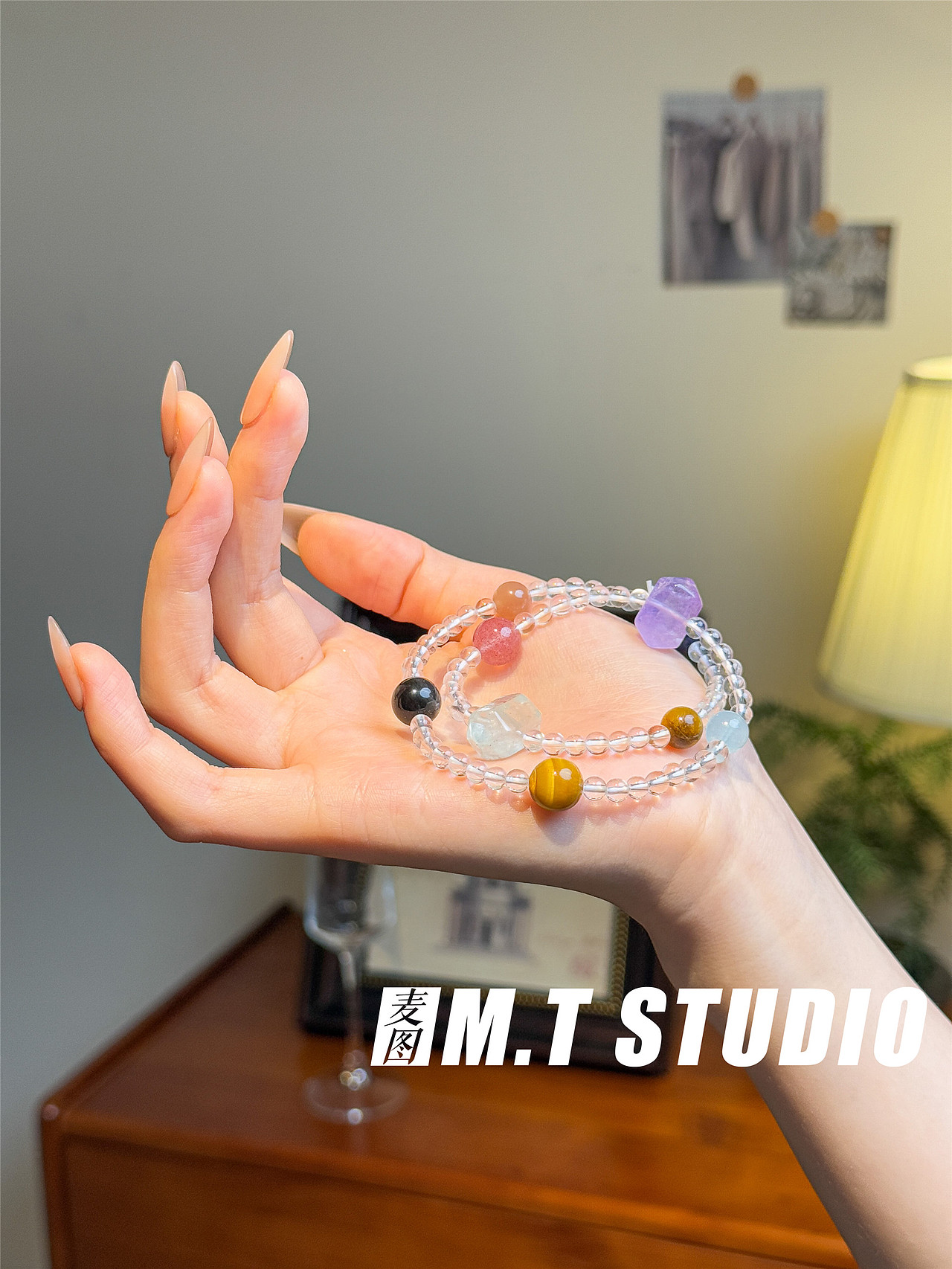 义乌饰品拍摄 水晶手链手摸拍摄 天然水晶手串模特拍照