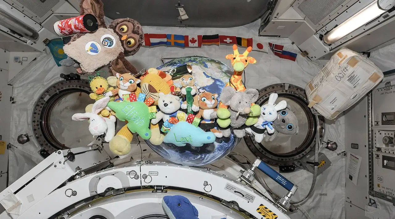 NASA征集月球吉祥物获奖作品将进入太空/Gentle Monster官宣将与Google推出AI智慧眼镜（图ZMTUxMTI1MjA=） - 资讯 - 站酷设计师站酷资讯原创素材 - 站酷ZCOOL