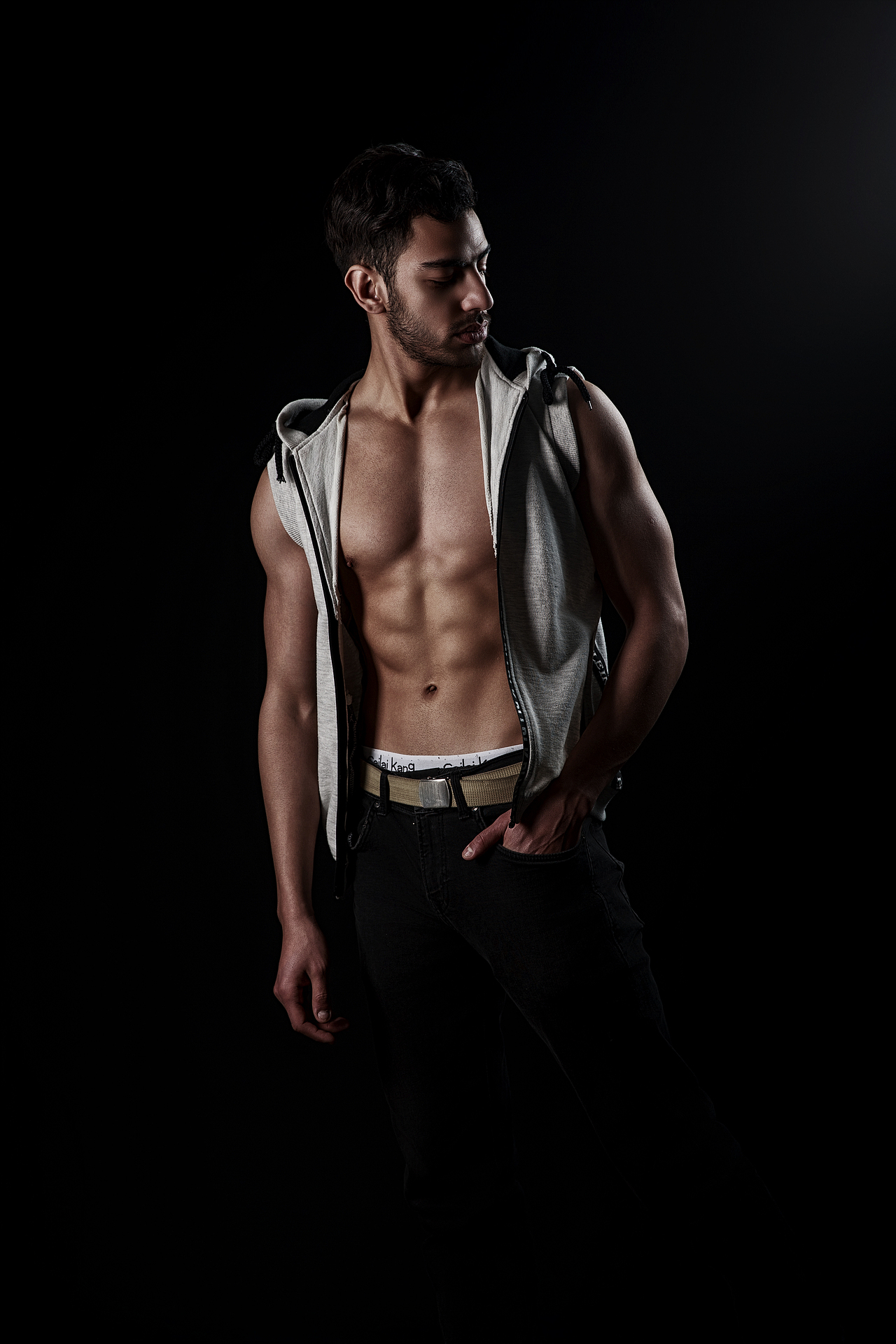 一组棚拍肌肉照