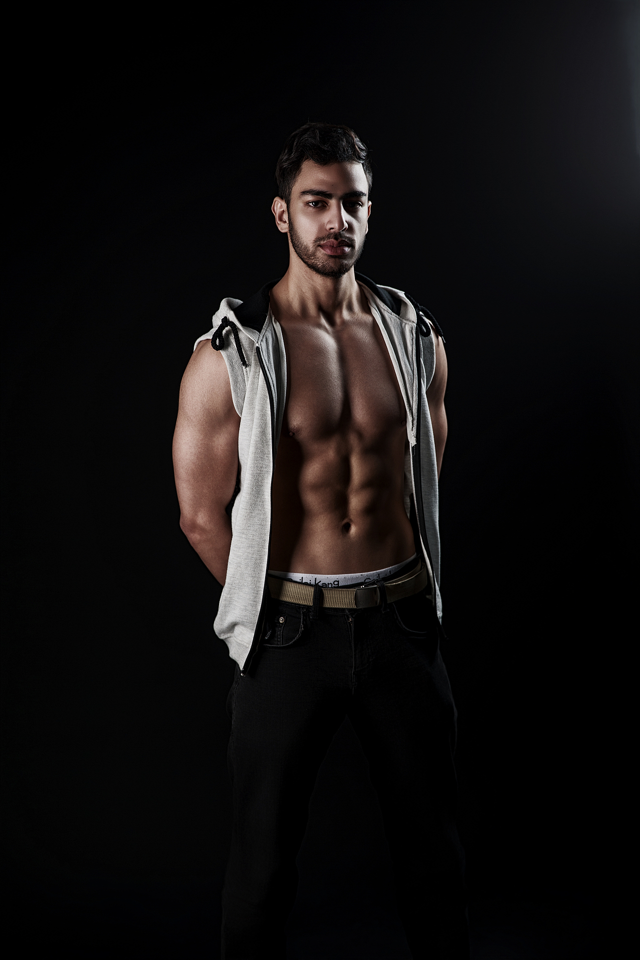 一组棚拍肌肉照